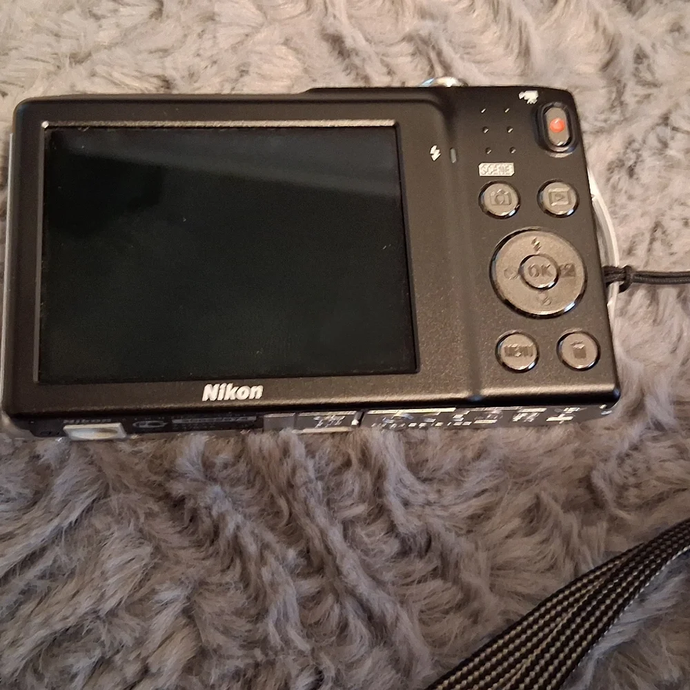 Nikon Coolpix S3300 Digital Camera Silver Works Good New Battery and Charger